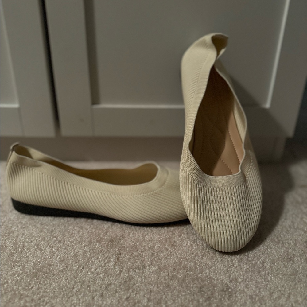 Size of 10 woven cream flats